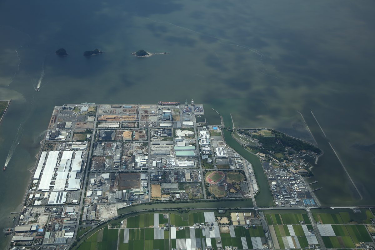 令和8年熊本地震の翌日に、国土地理院が上空から撮影した熊本県八代地区の港の工業地帯
